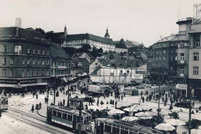 Trg bana Jelačića 1930-ih godina (srušena palača Pongratz)